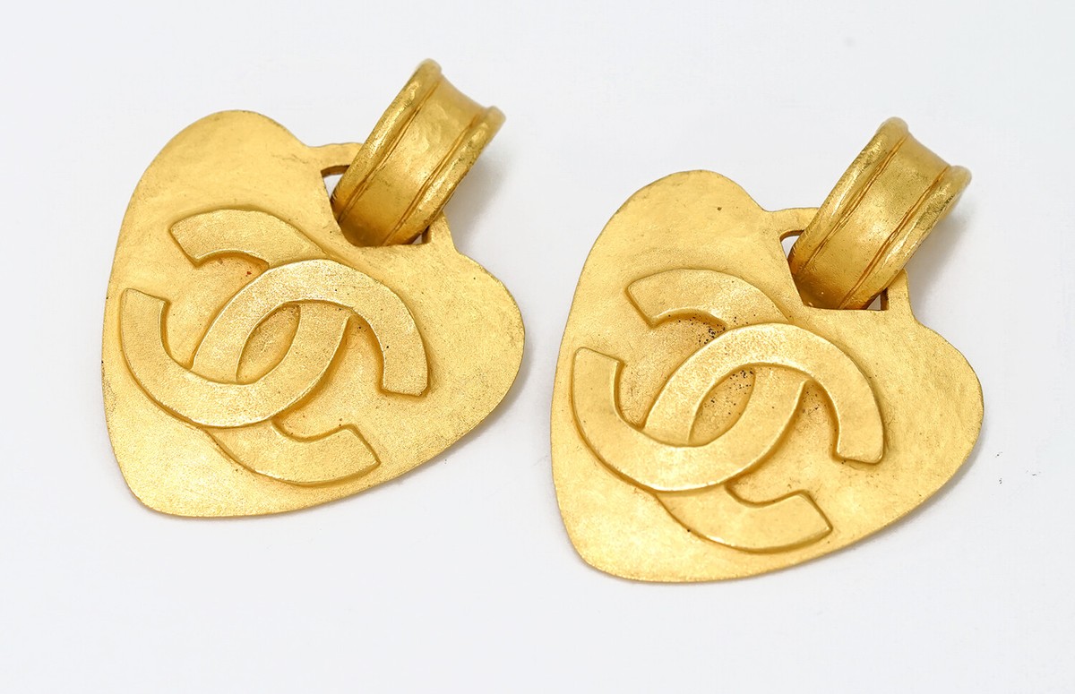 【24K ゴージャス】CHANEL クリップオン ペンダントイヤリング CHANEL CC Logos Heart Dangle Clip-On Earrings Gold Tone 95P