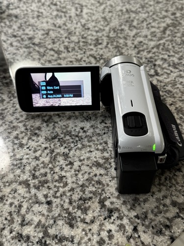 Canon Vixia HF R600 - Picture 2 of 7