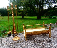 Kaminbesteck und Holzlege aus massivem Messing