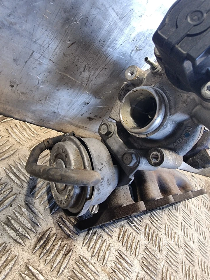 CARGADOR TURBO VOLKSWAGEN GOLF Y COLECTOR DE ESCAPE SEMIAUTOMÁTICO GASOLINA HATCHBACK 2010 Foto 3 de 4