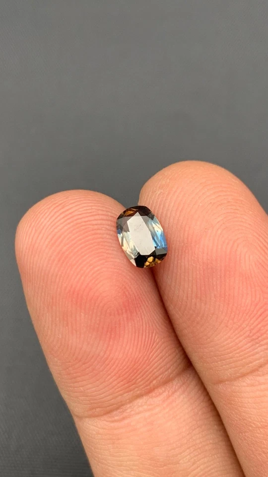 A rare 0.85-carat axinite from Pakistan - Image 2 of 4