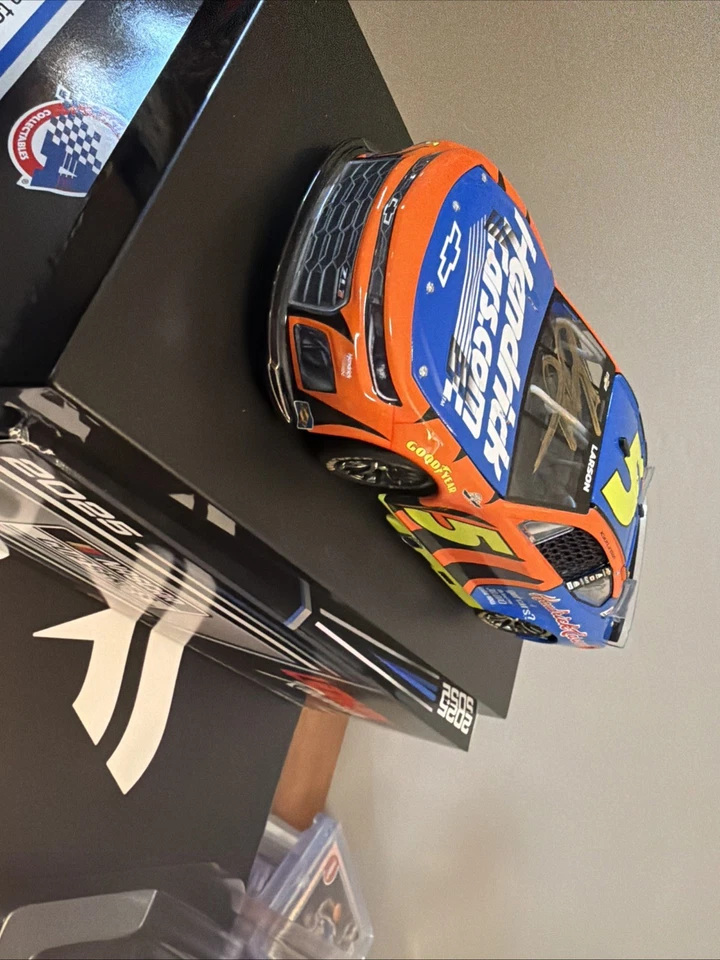 Kyle Larson 2025 ретро двойной автограф 1/24 эксклюзивный конфеты отделка литая - Изображение 2 из 2