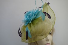 Atemberaubender Stern Fascinator von Julien Macdonald Chartreuse mit türkisfarbener Blume