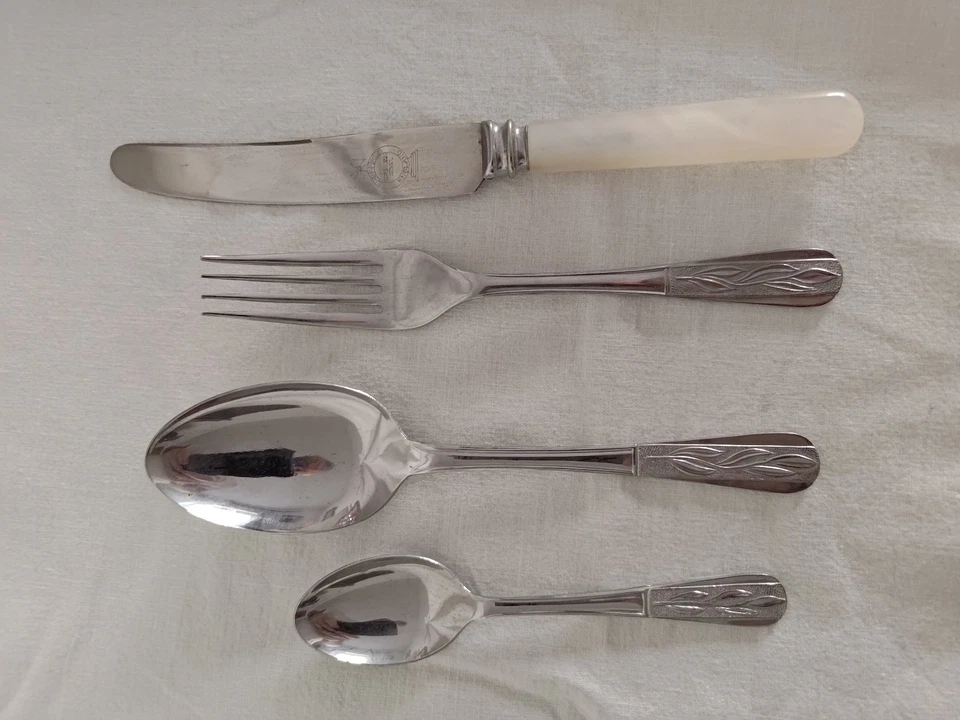 Servizio Posate da 6 Sheffield con ricamo e madreperla - Immagine 2 di 3