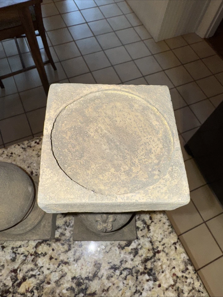 Juego de 2 candelabros de flor fundida a mano de gallina y plumas Di Lis Foto 3 de 4