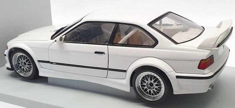 Modelo de coche UT Models escala 1/18 20482 - BMW M3 GTR Street Car - blanco Foto 2 de 4