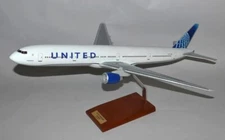 United Airlines Boeing 777-300ER New Livery Desk Display 1/100 Model SC Airplane