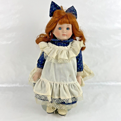 Poupée de porcelaine de 47 cm avec une robe de velours rouge en tissus d' origine et des yeux de verre marron - Label Emmaüs