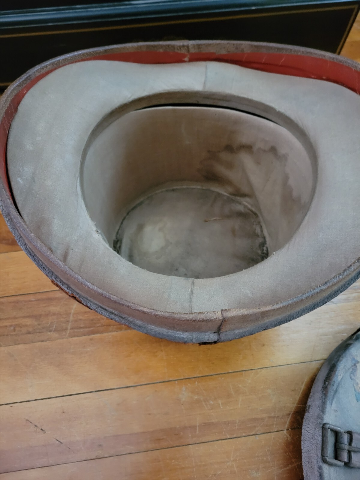 Antique Leather Top Hat Box/Carrier with internal bri… Gem