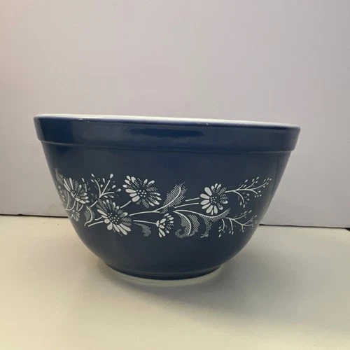 VINTAGE PYREX COLONIAL MIST #401 MIXING BOWL 750ml in BLUE & WHITE with DAISIES
