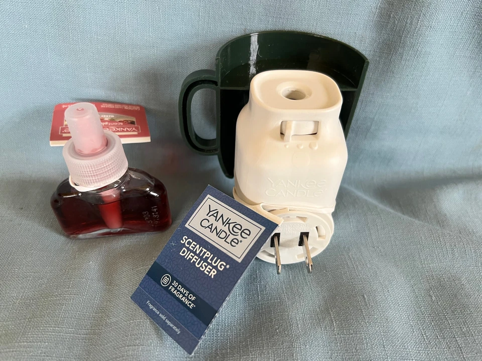 Yankee Candle Gnome Mug Scentplug Diffuser w/Merry Berry Refill NWT - Image 2 of 3