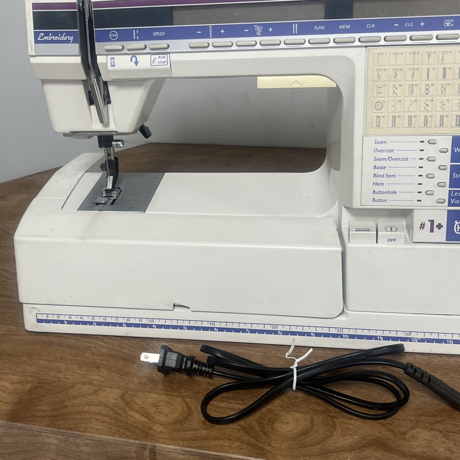 Husqvarna Viking Scandinavia 1 300 Sewing Machine Embroidery.Light