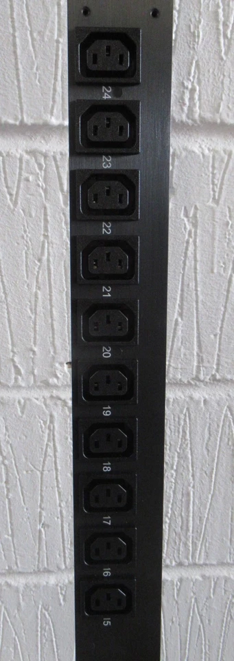 New Tripp Lite PDUMNV20HVLX 3.7kW 20x C13 4x C19 Outlets Single Phase ZeroU PDU - Image 3 of 4