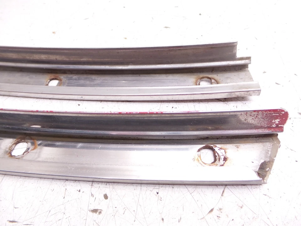 Camaro 70-81 Ventana Lateral Cromo Pilar B Vertical Pistas Climáticas Recorte Goteo Foto 3 de 4