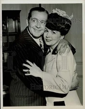 1945 Press Photo James Dunn and fiance Edna Rush pose in New York. - kfx33741
