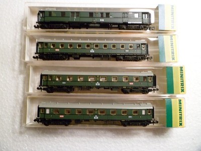 3 DRG Reisezugwagen 2. + 3. Klasse + 1 Gepäckwagen in grün