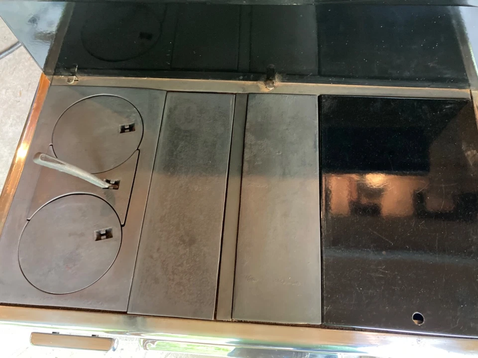 Gama de carbón-madera Monarch. Espalda. Superficie de cocción de hierro fundido. Buen estado. Foto 3 de 4