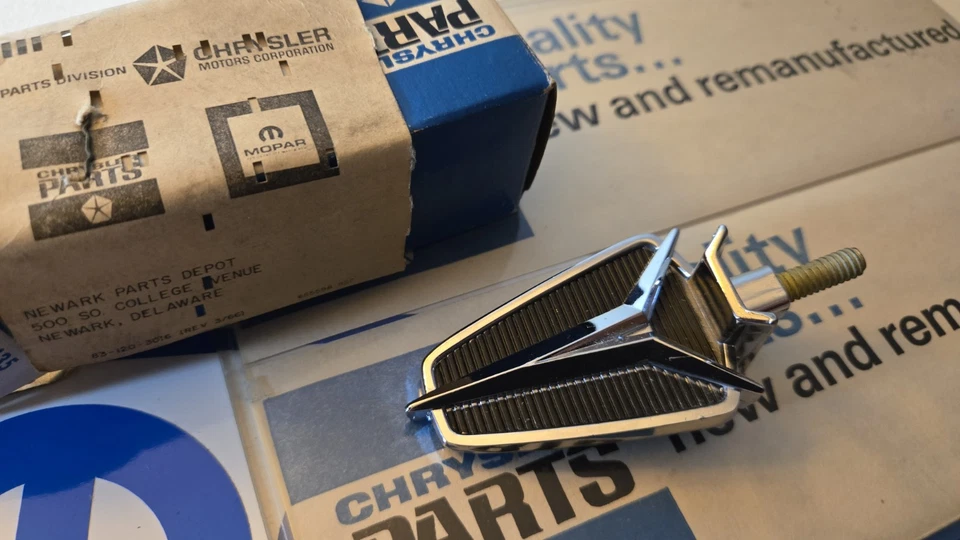 Adorno de capucha Plymouth Belvedere 1965 nuevo de stock/satélite Mopar #2449861 Foto 2 de 4