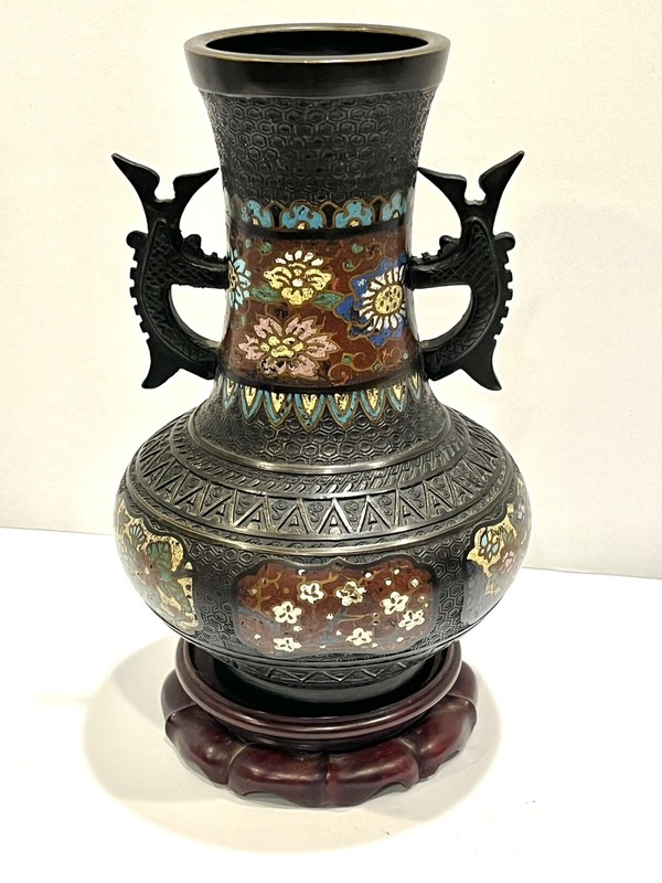 OUTSTANDING ANTIQUE JAPANESE BRONZE AND ENAMEL VASE. 