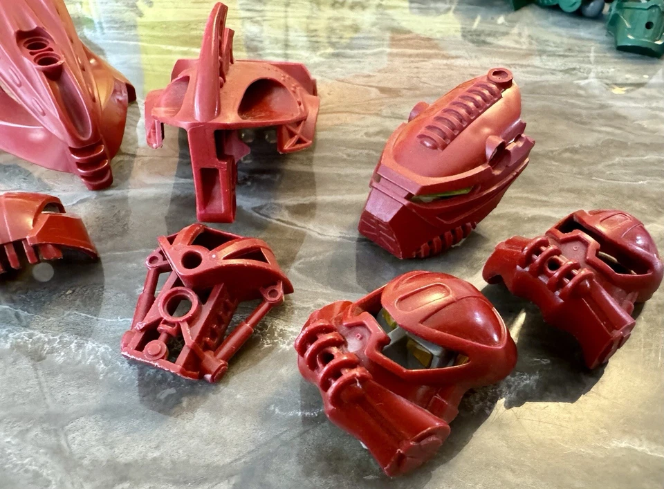 Lote de máscaras LEGO Bionicles Toa Vakoma Metru Huna vermelho escuro - Imagem 2 de 4
