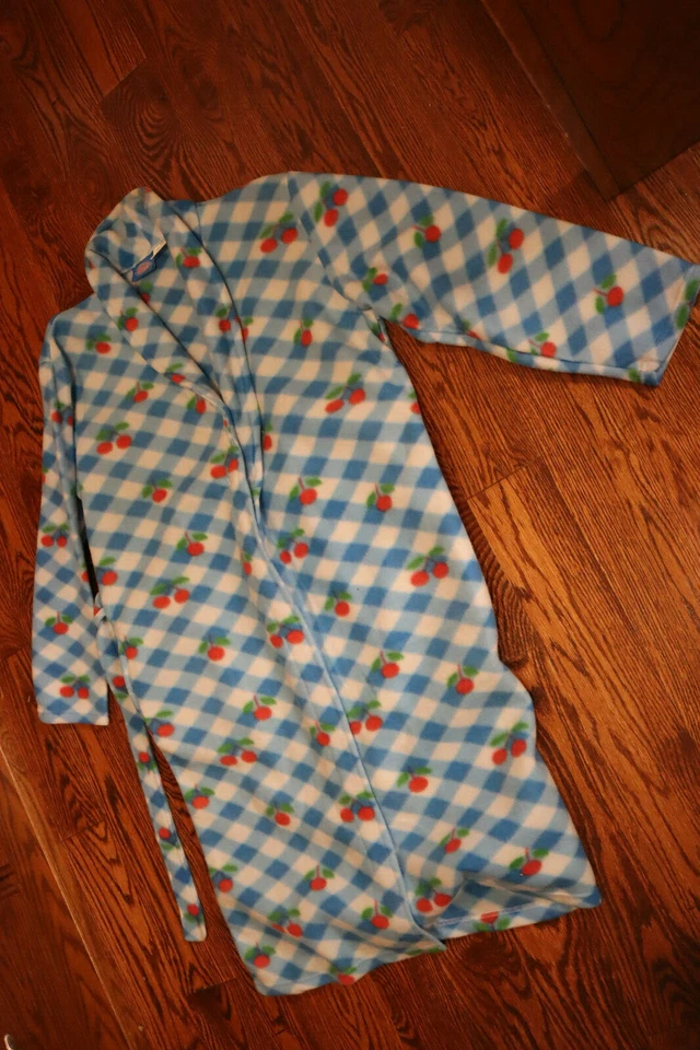 Bata envolvente de cerezas de colección Seven Apparel con cinturón chal cuello nube suave  Foto 2 de 4