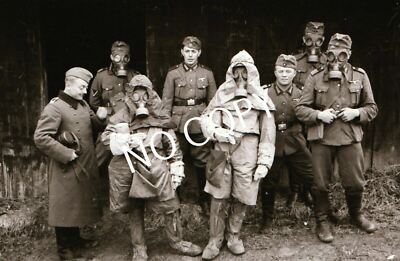 Foto WK II Dia Negativ S/W Schutzanzüge und Gasmasken der Infantrie J1.8