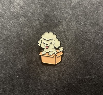 Pudel Hund in einer Box süß lustig kleine flauschige Hunderasse Metall Emaille Pin Anstecker neu