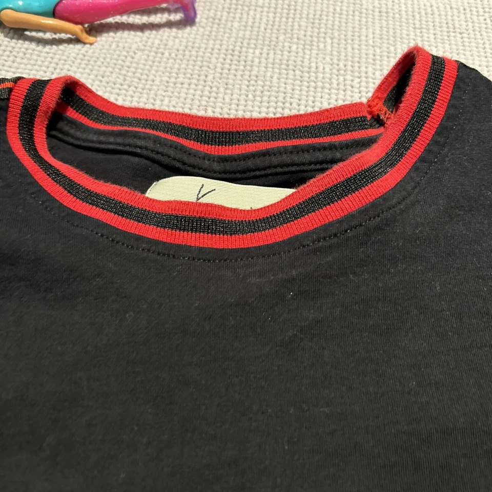 Camiseta Top Karl Kani Negra Y Roja Diseño Hombro Medio Bordada Foto 3 de 4