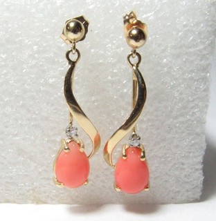 WONDERFUL 14K SOLID GOLD DANGLE EARRINGS W/ PEAR SHAPE NATURAL CORAL & DIAMOND