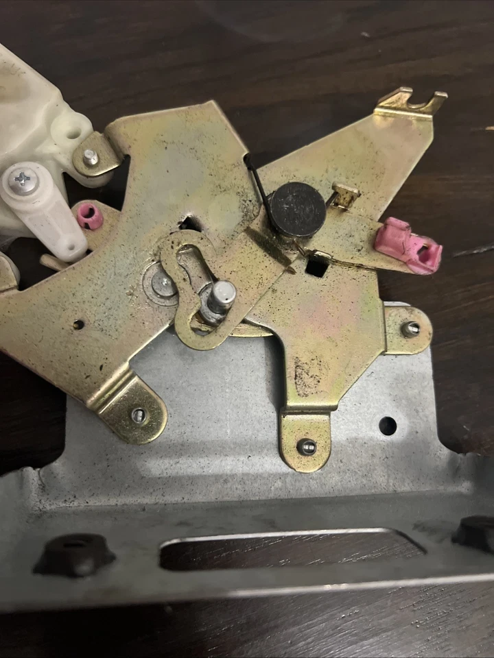 05-12 Nissan Pathfinder Armada Lid Door Window Glass Actuator Lock Assembly OEM - Image 3 of 4