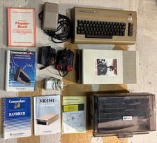 Commodore C64 Computer mit Floppy Disk und Di...