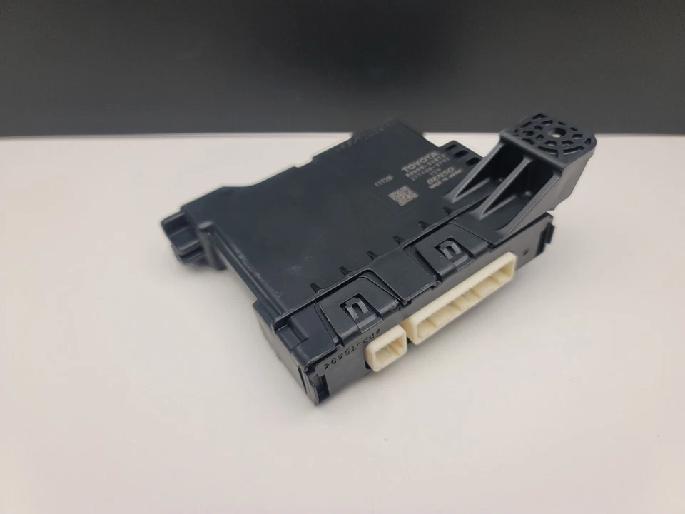 2015-2017 Toyota Prius C Air Conditioner Amplifier Control Module 88650-52B70 - Image 3 of 4