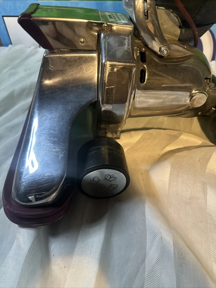 Royal Classic Edition upright vacuum - Metal - Commercial Quality - Model 9700 - Image 3 of 4