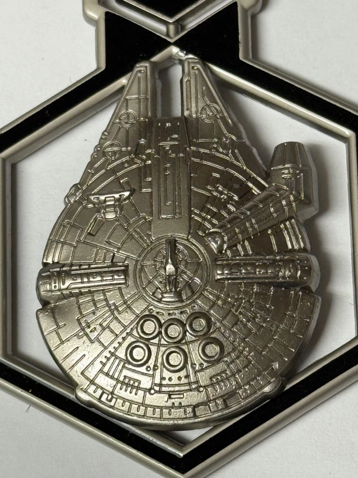 DLR Star Wars Galaxy's Edge 2019 regalo de apertura, prendedor LE Disney y adorno de metal Foto 4 de 4