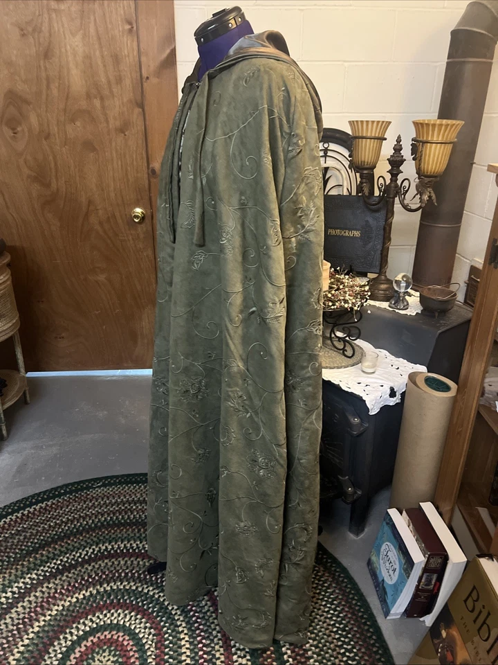 Capa renacentista con capucha bordada Elvin, gamuza en relieve capa verde oliva Foto 3 de 4