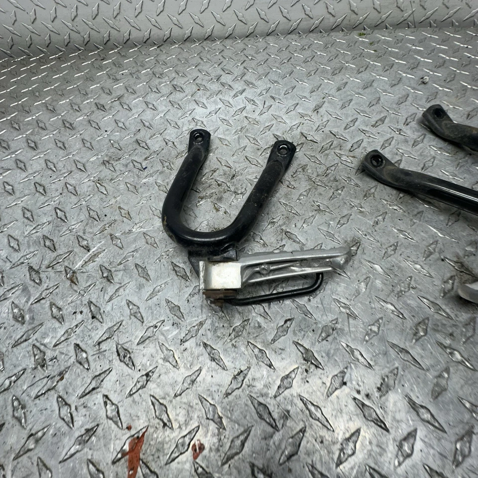 89-99 Yamaha FZR600R reposapiés pasajero trasero reposapiés 3HE-2742L-01-00 Foto 2 de 4