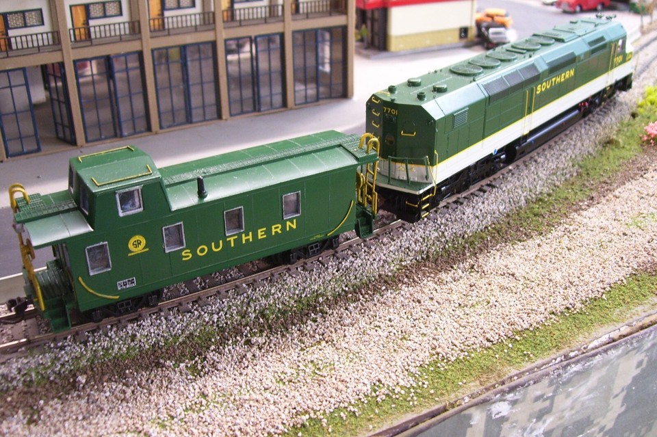 Bachmann Custom Southern Railway Offset Cupola Caboose Knuckle couplers