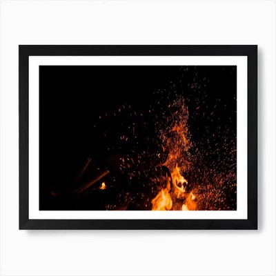 Funken hüpfen von einem Lagerfeuer am gerahmten Wandbild Poster Leinwanddruck Bild