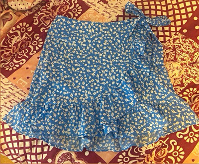 Damen Wickelrock kurz Gr. S blau/weiß Blumenmuster mit Rüsche