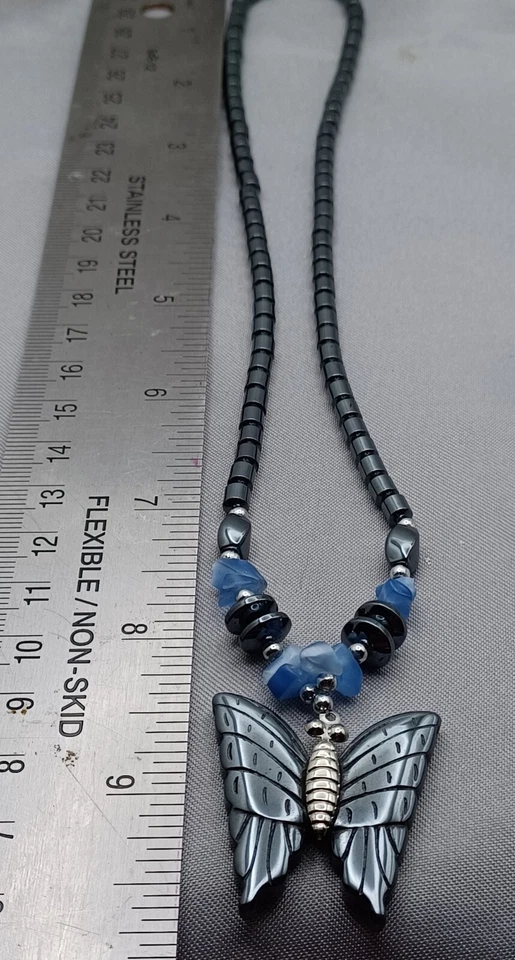 Collar colgante mariposa tallado hematita y cuentas de vidrio termoestable azul 18" Foto 2 de 4