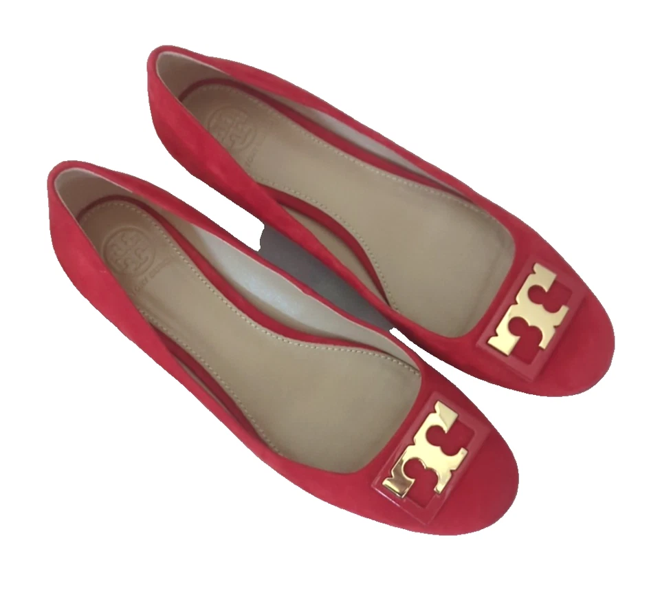 Zapatos de salón Tory Burch Gigi de gamuza con logotipo dorado tacón bloque rojo para mujer EE. UU. 7,5 Foto 2 de 4