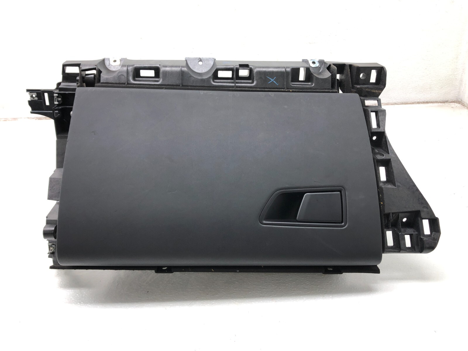 2017-2020 MASERATI LEVANTE RIGHT PASSENGER FRONT GLOVE BOX OEM.