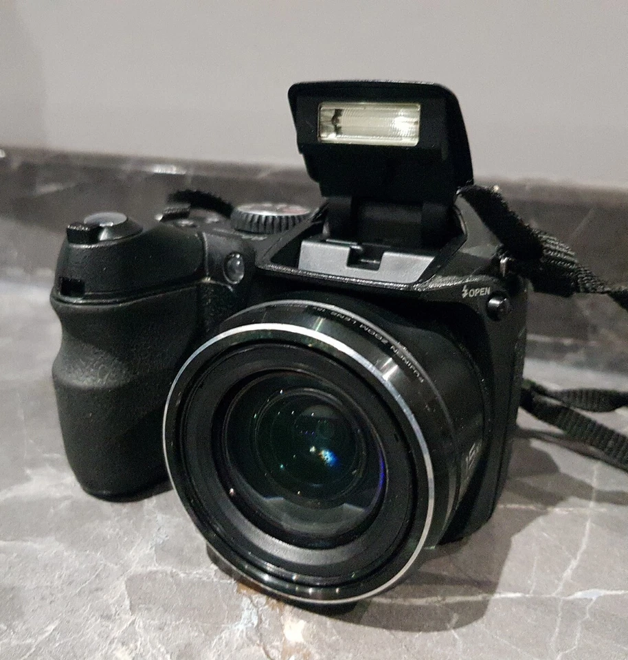 Fujifilm FinePix S2000HD, photo 1 of 5