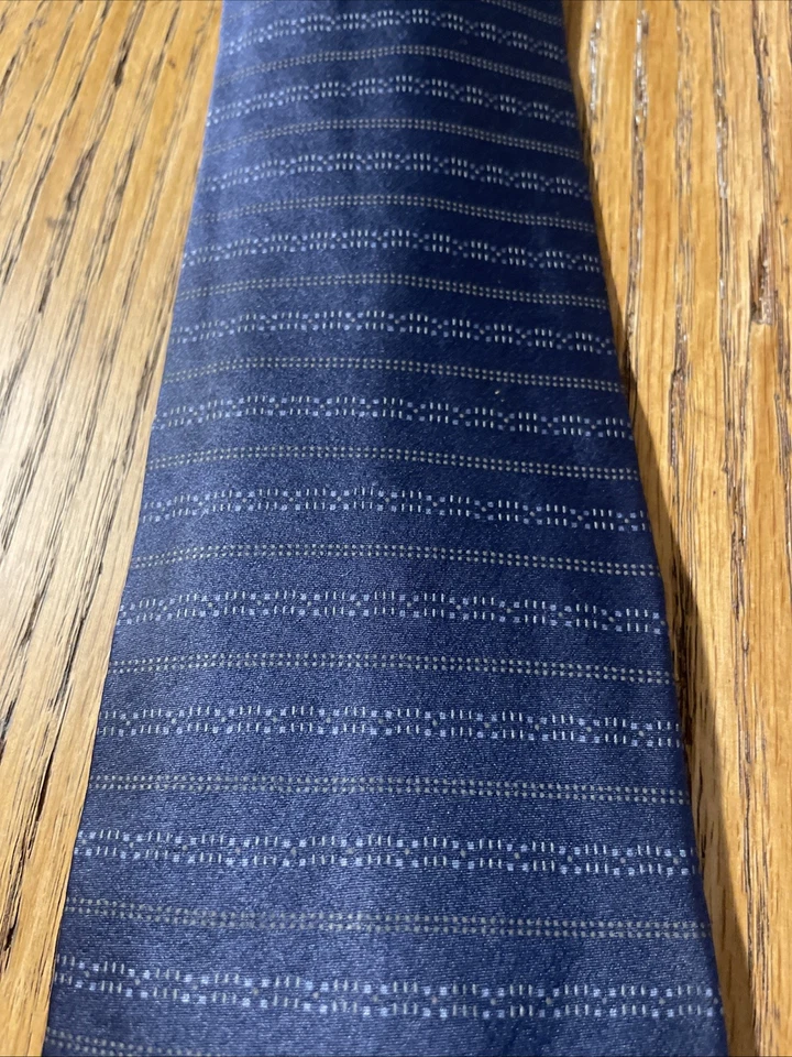 Gravata Zylos dourada George Machado listrada de seda azul marinho EUA em excelente estado usado - Imagem 3 de 4