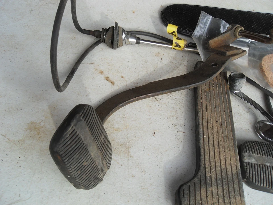 1958 CHEVROLET YEOMAN PARTS LOT ANTENNA PEDALS VISOR DOOR HANDLE  - Image 2 of 4