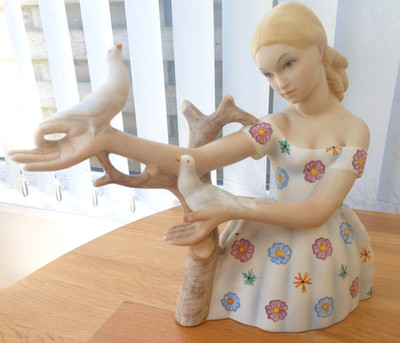 LENCI Torino Italien Atemberaubende Figur Fanciulla con Colombi von Abele Jacopi
