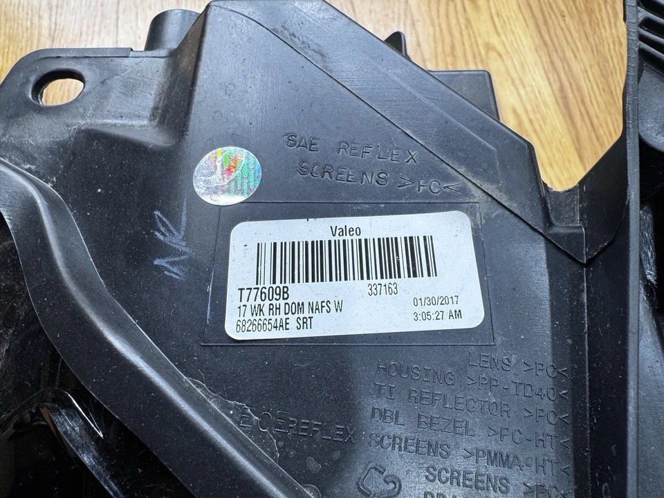 Faro derecho Jeep SRT Grand Cherokee con módulo HID y autonivelante Foto 3 de 4