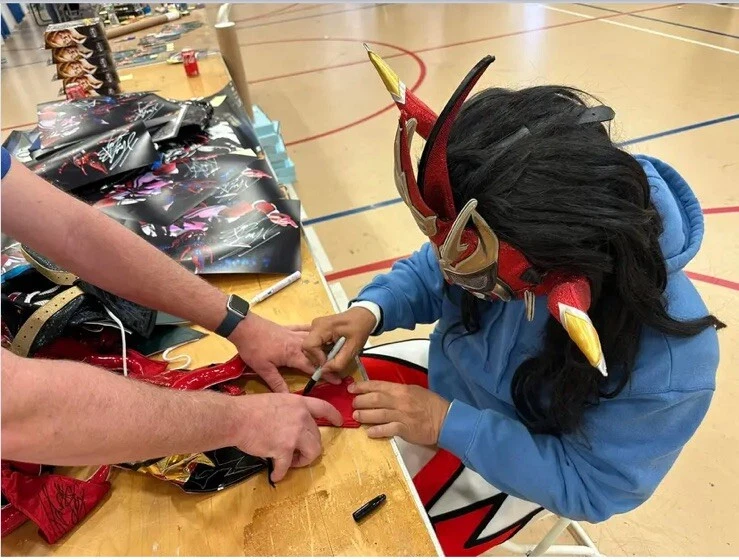 Máscara semi-profissional assinada JUSHIN Thunder LIGER com luchador de luta livre autografada - Imagem 3 de 4