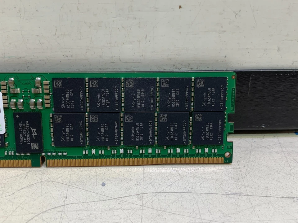 SK HYNIX HMCT04MEERA135N 128G (1X128GB) 2S2RX4 PC5-4800B RDIMM MEMORY - USED - Image 3 of 4