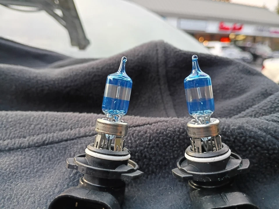 2 Sylvania 9005 Superstar Ultra Halogen Bulbs. Brightest Downroad+Whiter Light - Image 2 of 2